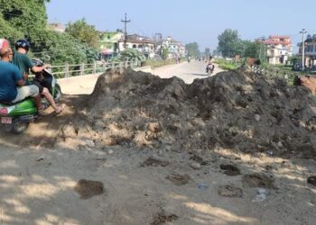 टीकापुरमा ठेकेदारकाे लापरवाहिले यात्रुलाई सास्ती, खाल्टा खनि मुल सडक अवरुद्ध गर्दा दुर्घटना हुने सम्भावना