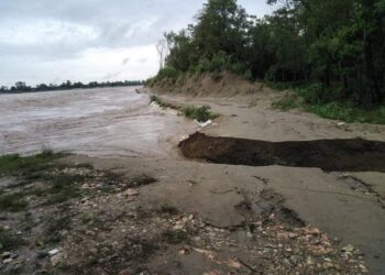 टीकापुर -५ शाहीपुर स्थित कर्णाली नदीको तटबन्ध भत्कियर नदि गाउँ पस्याे