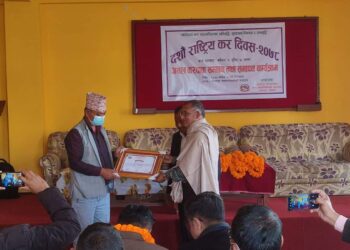 टीकापुरमा दशाै राष्ट्रिय कर सप्ताह कार्यक्रममा असल करदाता सम्मानित