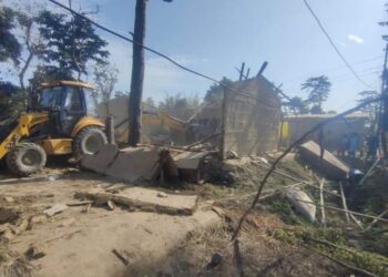 बाढीपीडितका नाममा वन अतिक्रमण गरि बनाएका घर वन कार्यालयले भत्कायाे