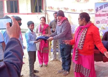 टिकापुरमा बालबालिकालाई स्वेटर वितरण