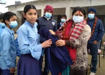 जनतासंघ मेयर\उपमेयर कार्यक्रमबाट विद्यार्थीलाई न्यानाे कपडा बितरण