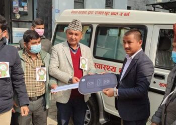 धनसिंहपुर प्रवासी युवा समितिद्वारा स्वास्थ्य चाैकीलाई एम्बुलेन्स हस्तान्तरण