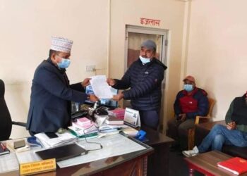 कारवाहीको माग गर्दै प्रमुख जिल्ला अघिकारिलाइ ज्ञापन पत्र