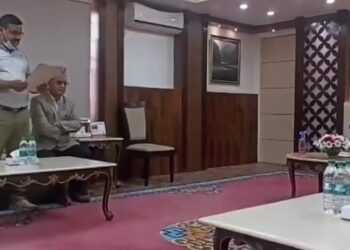 टीकापुरकाे बाढीपिडित संघर्ष समितिकाे टोलीले बुझाए प्रधानमन्त्रीलाई ज्ञापनपत्र