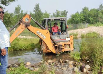 मुलपानिमा पानीको सतह घटाउन टीकापुर नगरपालिकाले डाेजर चलायाे