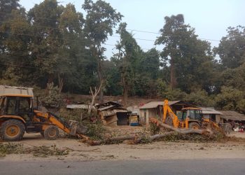 सडक क्षेत्रका संरचना भत्काउन डाेजर डोकेबजार