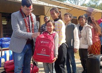 सरस्वती पूजामा सामुदायिक विद्यालयका विद्यार्थीलाई झोलासेट