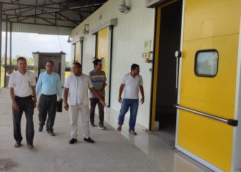 टीकापुरमा रहेकाे केरा पकाउने च्याम्बरकाे नगर प्रमुख थारुद्वारा अनुगमन