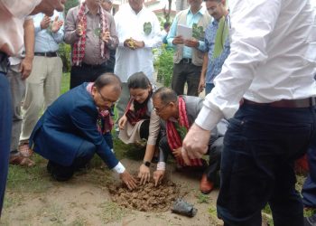 कार्यलयमा दत्तचित्त भएर काम गर्न निर्देशन ,दण्ड र पुरस्कारको  ब्यबस्था हुन्छ : मन्त्री धामी