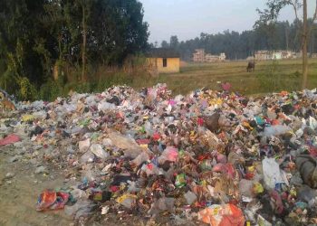 धनगढी उप-महानगरपालिका नाला र खोल्सामा मिल्काउँछ फोहोर
