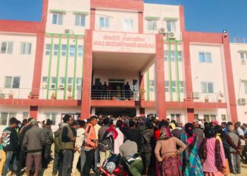 घोडाघोडी नगरपालिका स्थानियले आज नगरपालिका घेराउ गर्दै तालाबन्दि