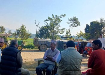 सडक कालोपत्रे गर्नुपर्ने माग राख्दै स्थानियले गरे सडक अवरुद्ध