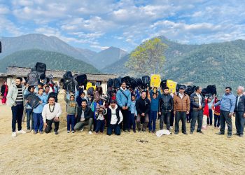 नेपाल विद्यार्थी संघ कैलाली भुकम्प प्रभावित विद्यार्थीहरुलाइ न्यानो लुगा वितरण