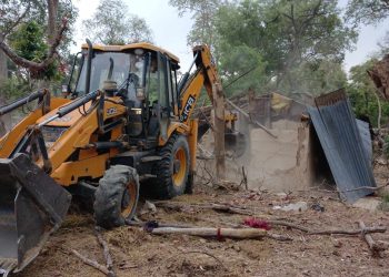 बाढीपीडितका नाममा वन अतिक्रमण गरि बनाएका घर वन कार्यालयले भत्कायो