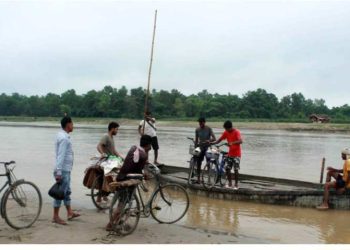 बषातको समयमा डुङ्गा बाट वारपार गर्नु पर्ने बाध्यता कैलालीमा