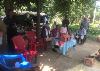 अतिक्रमण क्षेत्रमा गएर फुलमाला लगाउदै बन मन्त्री