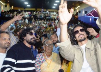 दर्शक भेट्न पुगे बिराज भट्ट र समीर एस टि एस सिनेमा हलमा