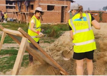 फुलबारीमा श्रमदान गर्दै बेलायती नागरिक