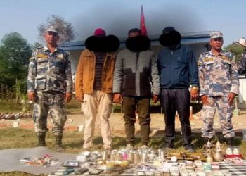 एक करोडभन्दा बढीको सुन, चाँदीका विदेशी मुद्रासहित तीन जना पक्राउ