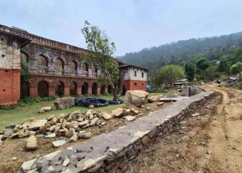 गर्भा दरबारस् पुरातात्विक महत्वको दरबारमा ठेकेदारको मनोमानी, वास्तविक सिमाना एकातिर,पर्खाल अर्कोतिर