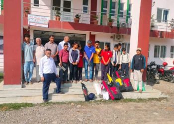 चिडियाताल युवा क्लबका खेलाडीहरूलाई क्रिकेटका खेल सामाग्री बितरण