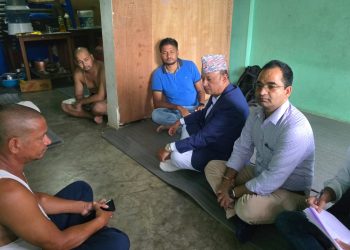 पत्रकार बमको निवासमा पुगेर उर्जामन्त्री खड्काद्वारा समवेदना