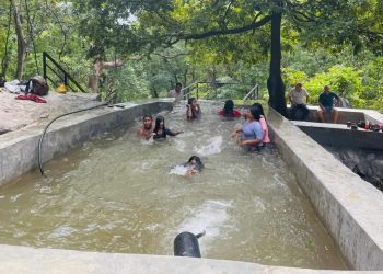 पछिल्लो समय पर्यटकको रोजाइमा पर्दै आमपानी झरना