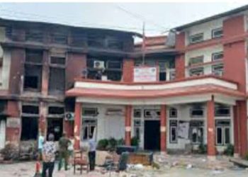 कैलालीमा आन्दोलनका क्रममा जलेका कार्यालयहरुमा सरसफाइ, केहिमा काम शुरु