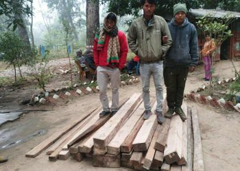 चिरान काठ सहित २ जना पक्राउ