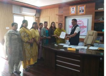 महिला संघ कैलालीले बुझायो ज्ञापन पत्र