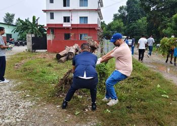संविधान दिवसको पूर्वसन्ध्यामा भौतिक मन्त्रालय परिसर सरसफाइ