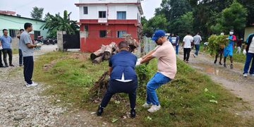 संविधान दिवसको पूर्वसन्ध्यामा भौतिक मन्त्रालय परिसर सरसफाइ